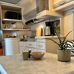 Ruime Caravan Met Prive Sanitair, Laadpaal En Vast Bed Campingplads *