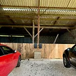 Ruime Caravan Met Prive Sanitair, Laadpaal En Vast Bed Campingplads