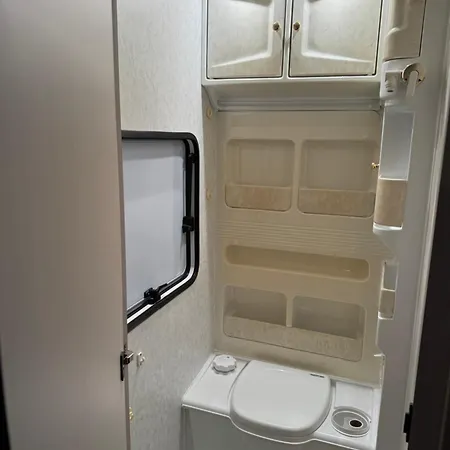Ruime Caravan Met Prive Sanitair, Laadpaal En Vast Bed